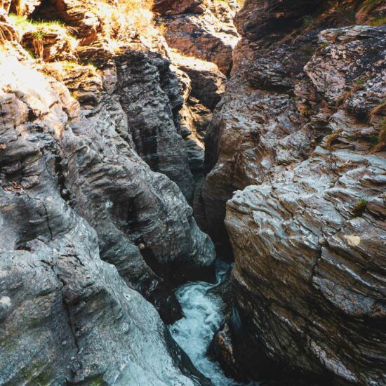 Etroiture au départ du parcours canyoning à la demi-journée du Haut Roujanel en Lozère avec Nature Canyon Ardèche